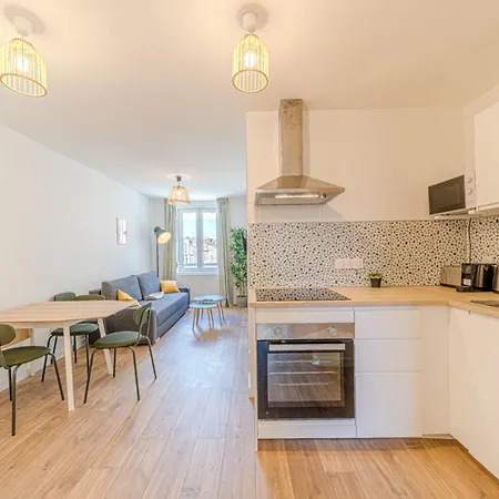 Quiet In Close To Metro Shops & Confluence Apartment